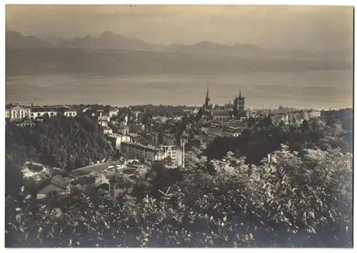 Fotografie unbekannter Fotograf, Ansicht Lausanne, Blick auf die Stadt mit dem Genfer See