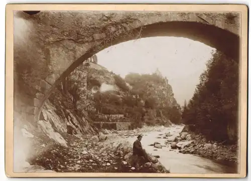 Fotografie unbekannter Fotograf, Ansicht Meran, Blick durch die Brücke nach der Gilfpromenade mit Kapelle