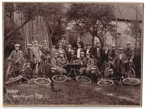Fotografie unbekannter Fotograf und Ort, Herren des VC Favorit mit ihren Halbrenner Fahrrädern und Orden, Schwarzbier