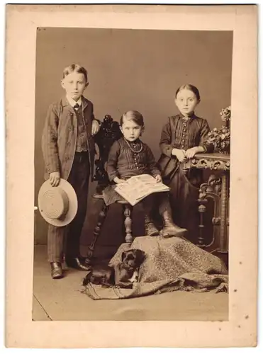 Fotografie J. Hecht, Schöningen, drei kleine Kinder mit ihrem Hund im Atelier, Gründerzeit