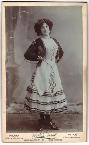 Fotografie Dvorak, Prag, junge Frau Anicky Fischerove im Kostüm mit Ohringen und Locken, 1910