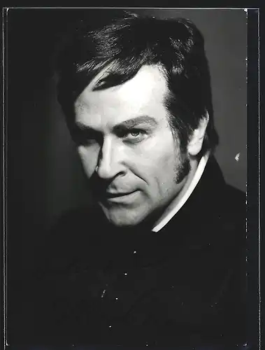 AK Opernsänger Sherrill Milnes mit ernstem Blick, mit original Autograph