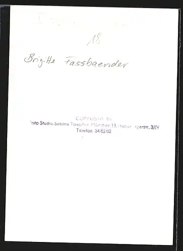 AK Opernsängerin Brigitte Fassbaender im weissen Kleid mit Schmuck, mit original Autograph