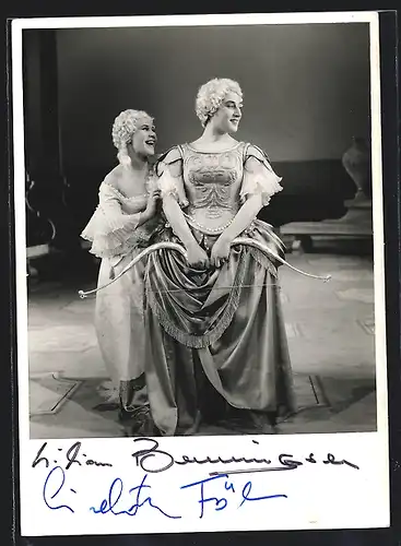 AK Opernsängerinnen Liselotte Fölser und Lilian Benningsen in Kostümen mit Bogen, mit original Autograph