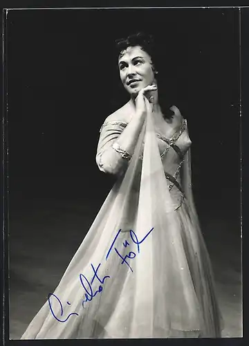 AK Opernsängerin Liselotte Fölser im hellen Kleid mit Schleppe, mit original Autograph