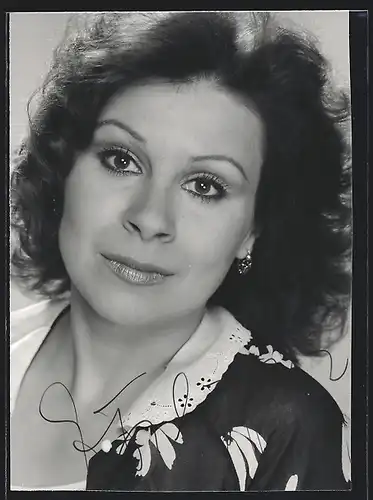 AK Opernsängerin Elena Filipova in dunkler Bluse, mit original Autograph