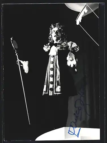 AK Opernsänger Enrico Fissore im Kostüm mit Stab und Blumenstrauss, mit original Autograph