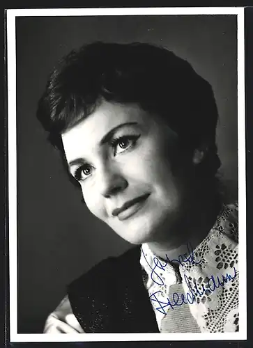 AK Opernsängerin Gertrud Freedmann im Spitzenkleid, mit original Autograph