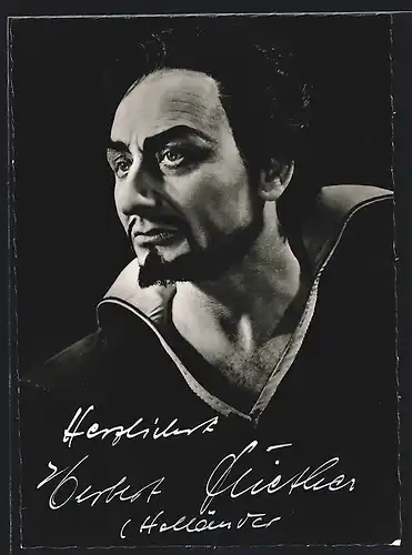 AK Opernsänger Herbert Fliether im Kostüm mit dunklen Augen, mit original Autograph