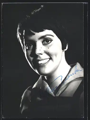 AK Opernsängerin Brigitte Fassbaender mit aufgemalten Sommersprossen, mit original Autograph