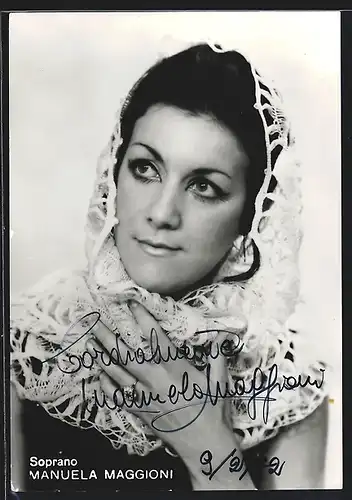 AK Opernsängerin Manuela Maggioni mit weissem Kopftuch, mit original Autograph