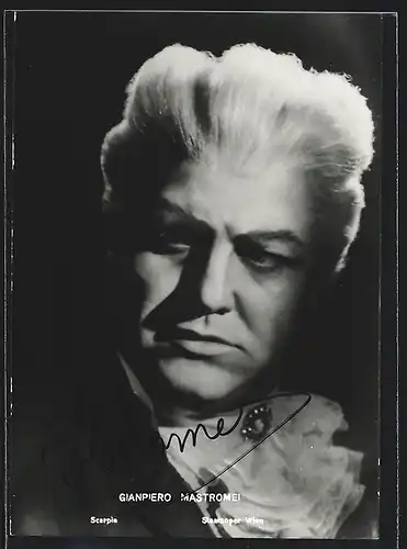 AK Opernsänger Gianpiero Mastromei im eleganten Kostüm, mit original Autograph