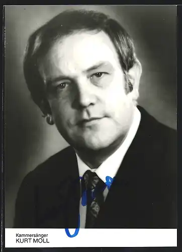 AK Opernsänger Kurt Moll im schwarzen Anzug, mit original Autograph