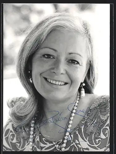 AK Opernsängerin Gwyneth Jones mit Perlenkette, mit original Autograph