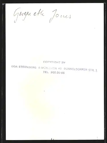 AK Opernsängerin Gwyneth Jones mit Perlenkette, mit original Autograph