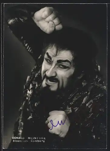 AK Opernsänger Donald Mcintyre mit erhobenen Fäusten, mit original Autograph