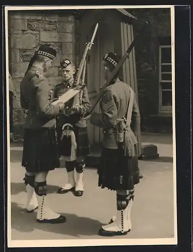 Foto-AK Drei Schottische Soldaten in traditioneller Uniform