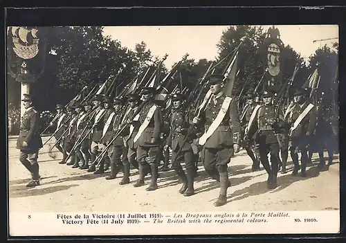 AK Paris, Siegesfeier 1919, Briten mit Regimentsfahnen