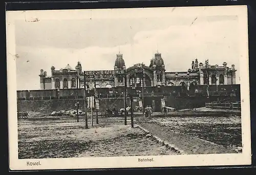 AK Kowel, Bahnhof, Frontansicht mit Fuhrwerken, Güterzug