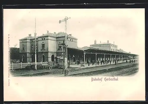 AK Herbesthal, Bahnhof, Bahnsteigansicht mit Reisenden, Karren