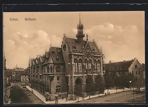 AK Erfurt, Rathaus mit Strassenpartie