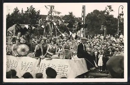 Foto-AK Berlin, Sommerfestzug ca. 1930, Frauen in Bademode auf einem Festwagen Wannsee