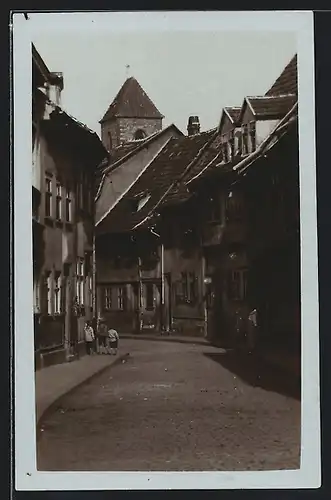 Foto-AK Erfurt, Partie in der Strasse Weisse Gasse mit Turmblick