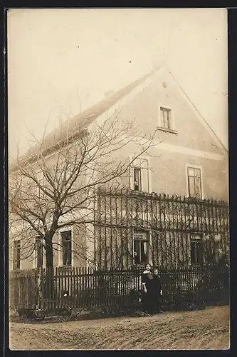 Foto-AK Collmen /Colditz, Haus Streuer, Strassenansicht mit Bewohnerinnen, 1916