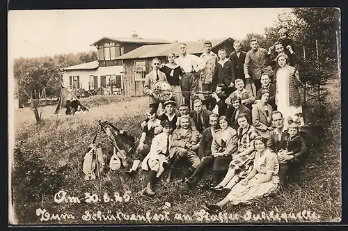 Foto-AK Windischholzhausen, Cafe Suhlequelle, Schützenfest 1925, Gebäude u. Jugendgruppe mit Musikinstrumenten im Garten