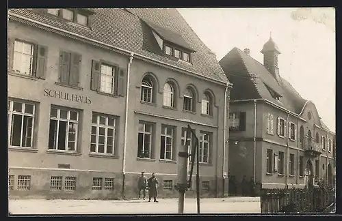 Foto-AK Binzen, Schulhaus mit Nachbargebäude, Strassenansicht