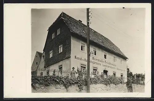 Foto-AK Neukirchen /Chemnitz, Geschäftshaus / Gärtnerei Hermann Friedemann mit kl. Gruppe, Strassenansicht 1919