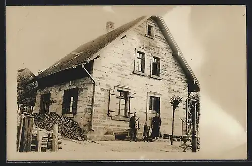 Foto-AK Neidlingen, Haus des Försters Karl Deess, mit Familie, 1911