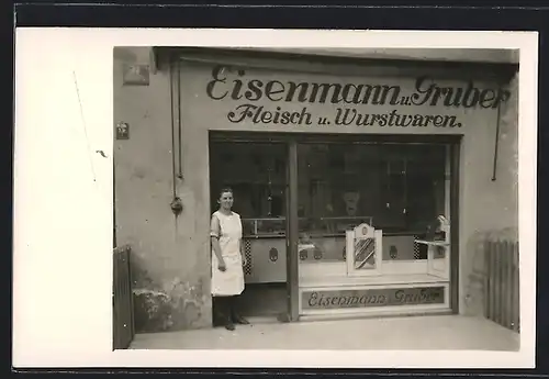 Foto-AK Ingolstadt, Fleisch u. Wurstwaten Eisenmann u. Gruber, ca. 1940