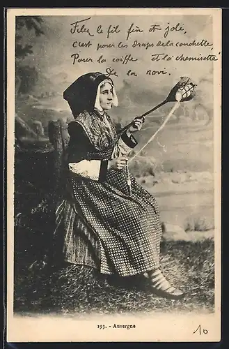 AK Auvergne, Frau in Tracht mit Spindel