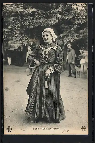 AK L`Auvergne, Une Auvergnate mit Fächer