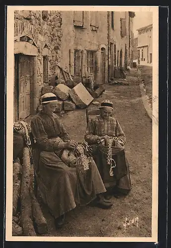 AK Damen beim Klöppeln auf der Strasse aus Auvergne