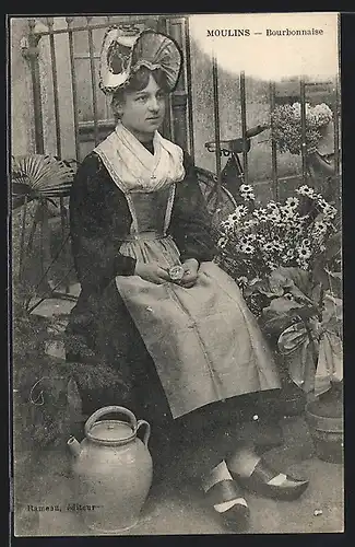 AK Moulins, Bourbonnaise, Bauernmädchen im Trachtenkleid