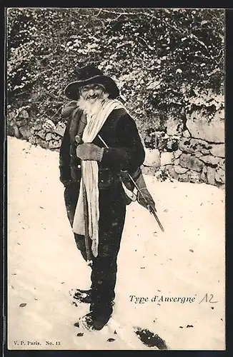 AK Auvergne, Type d`Auvergne, Älterer Mann mit Stock im Schnee