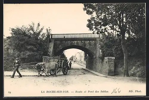 AK La Roche-sur-Yon, Route et Pont des Sables
