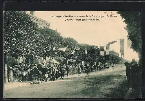 AK Lucon, Avenue de la Gare un jour de Course