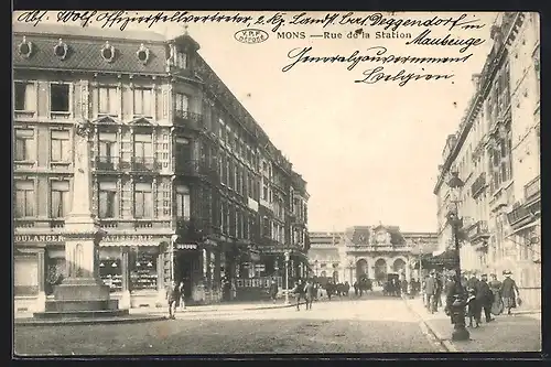 AK Mons, Rue de la Station, Strassenpartie mit Blick zum Bahnhof