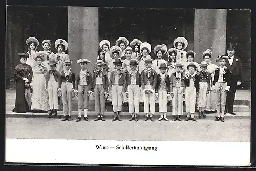 AK Wien, Gruppenfoto von der Schillerhuldigung, schick gekleidete Kinder