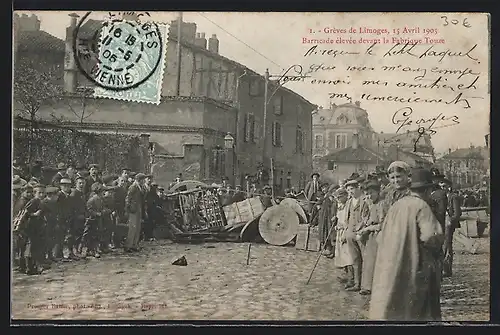 AK Limoges, Grèves de Limoges, 15 Avril 1905, Barricade élevée devant la Fabrique Touze