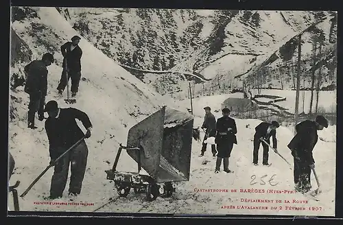AK Barèges, La Catastrophe 1907, Déblaiement de la Route après l`Avalanche