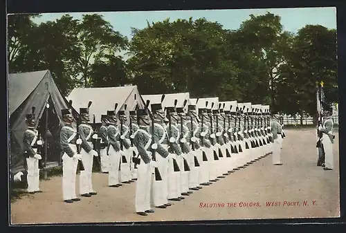 AK West Point, N. Y., Saluting the Colors, Amerikanische Soldaten mit Gewehren