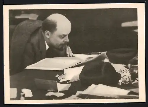 AK Vladimir Iljic Lenin beim Lesen