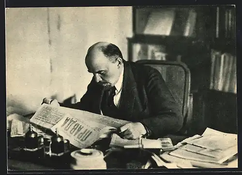 AK Lenin eine Zeitung lesend