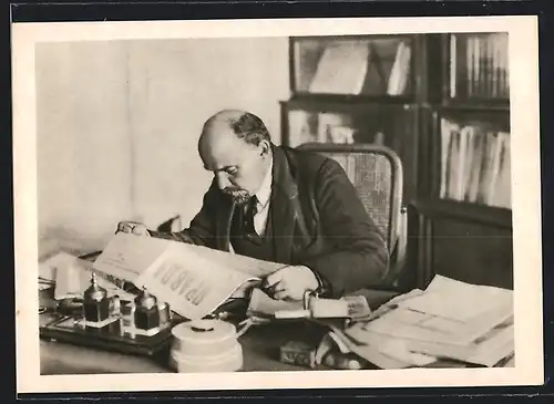 AK Moskau, Vladimir Iljic Lenin liest am Tisch Zeitung