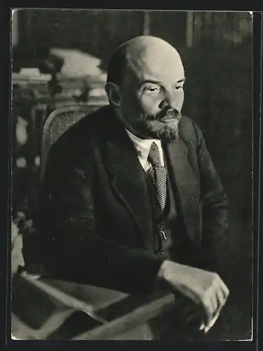 AK Vladimir Iljic Lenin sitzt am Tisch