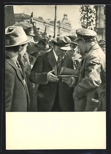 AK Vladimir Iljic Lenin spricht zu einem Arbeiter